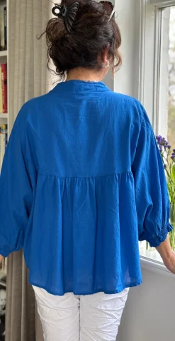 Francie bluse med knapper og ballonærmer royalblue LikeLondon