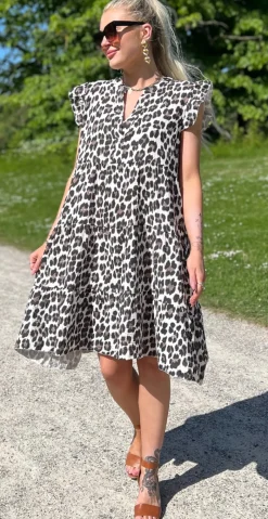 Fransiska kort kjole med peplum og leopard print sort LikeLondon