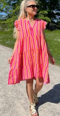 Fransiska kort kjole med peplum og striber rosa LikeLondon