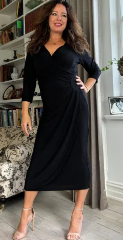 Gabriella lang glimmerkjole med wrap-effekt sort LikeLondon