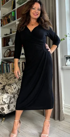 Gabriella lang glimmerkjole med wrap-effekt sort LikeLondon