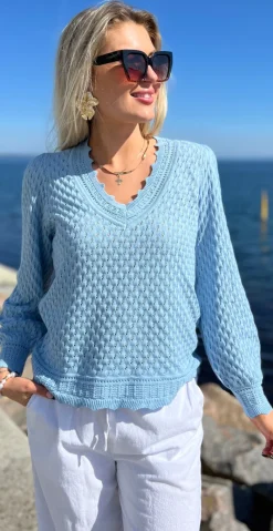 Gina pullover med hulmønster chambray blue