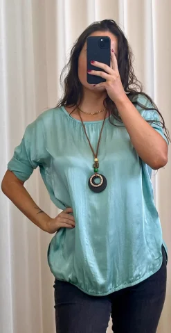 Hattie bluse i satinlook med halskæde mint LikeLondon