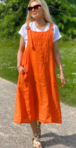 Hilda spencer kjole i hør med træknapper og lommer orange LikeLondon