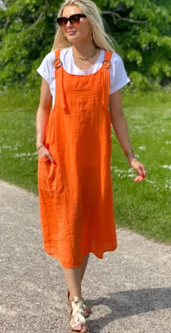 Hilda spencer kjole i hør med træknapper og lommer orange LikeLondon