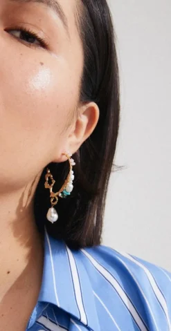 Hoops med guldbelagte detaljer