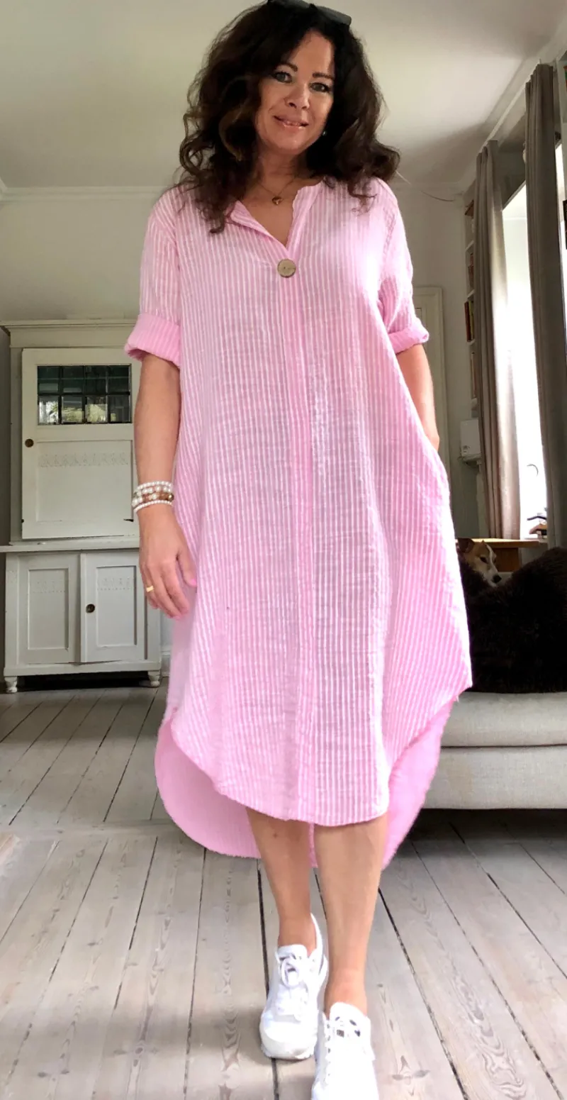 Ibi stribet kjole med lommer og træknap pink LikeLondon