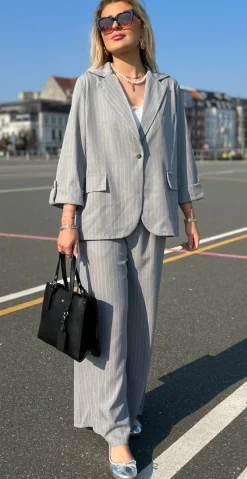 Imogen blazersæt med nålestrib grå LikeLondon
