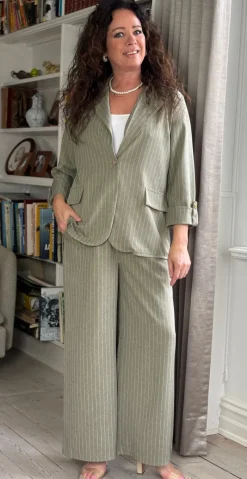 Imogen blazersæt med nålestrib khaki LikeLondon
