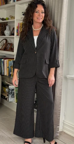 Imogen blazersæt med nålestrib sort LikeLondon