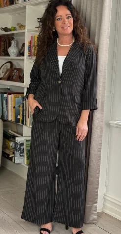 Imogen blazersæt med nålestrib sort LikeLondon