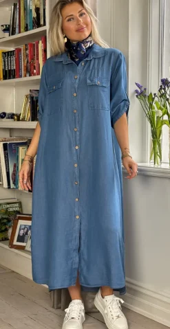 Iva denimkjole med lommer og knapper medium jeans LikeLondon