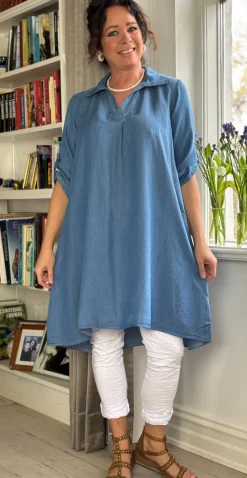 Jeanie denimkjole med krave og vidde medium jeans LikeLondon