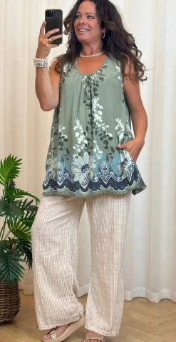 Jennie top med mønster og broderi anglaise i ryggen khaki LikeLondon