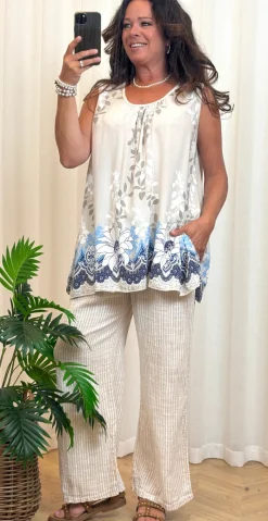 Jennie top med mønster og broderi anglaise i ryggen beige LikeLondon