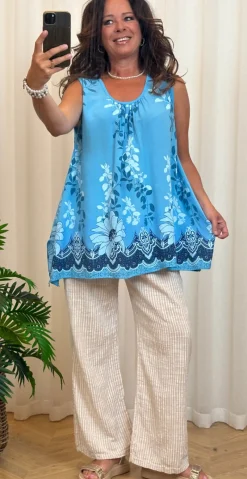 Jennie top med mønster og broderi anglaise i ryggen sky blue LikeLondon