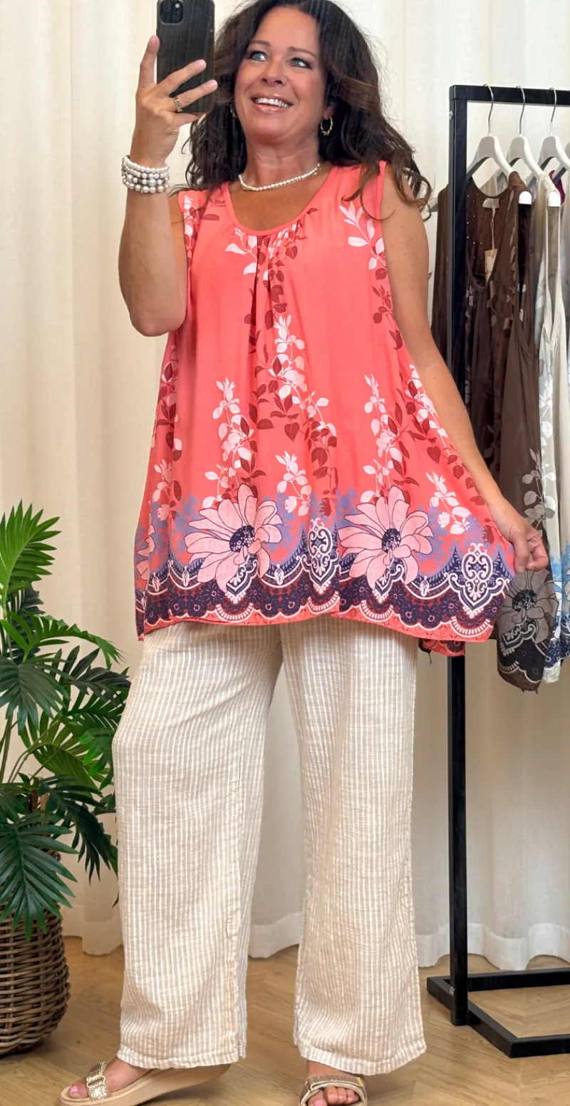 Jennie top med mønster og broderi anglaise i ryggen koral LikeLondon