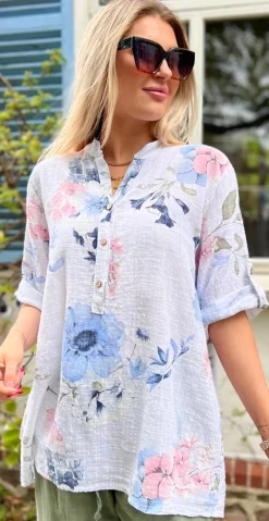 Jessica bluse med blomsterprint og stolpelukning hvid LikeLondon