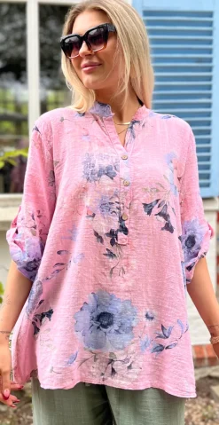 Jessica bluse med blomsterprint og stolpelukning pink LikeLondon