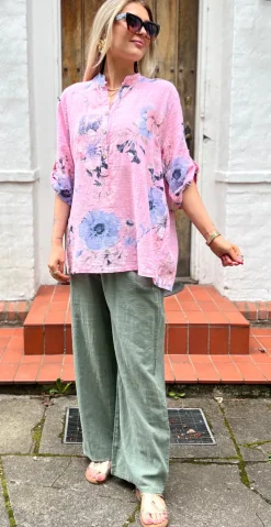 Jessica bluse med blomsterprint og stolpelukning pink LikeLondon