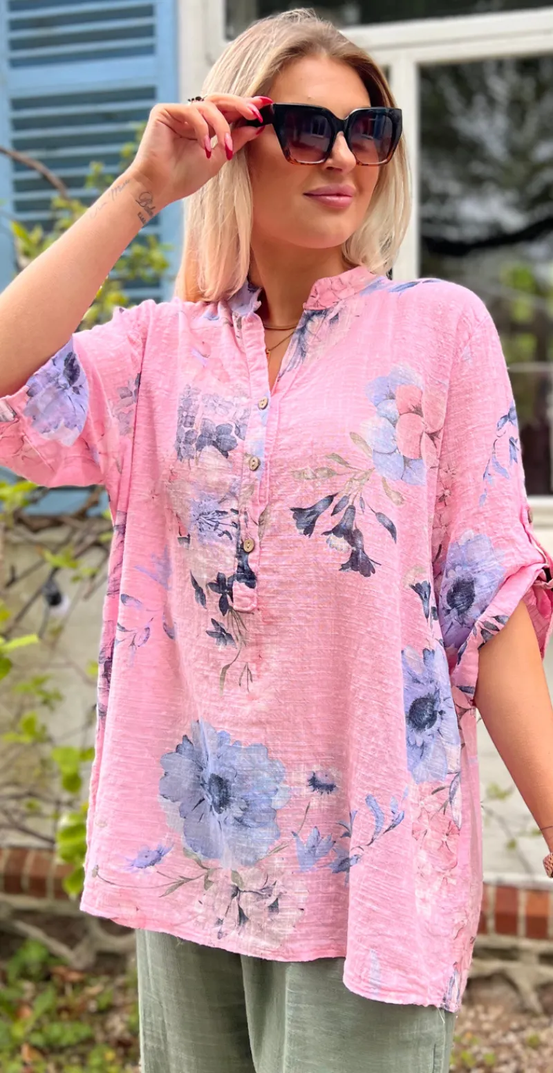 Jessica bluse med blomsterprint og stolpelukning pink LikeLondon