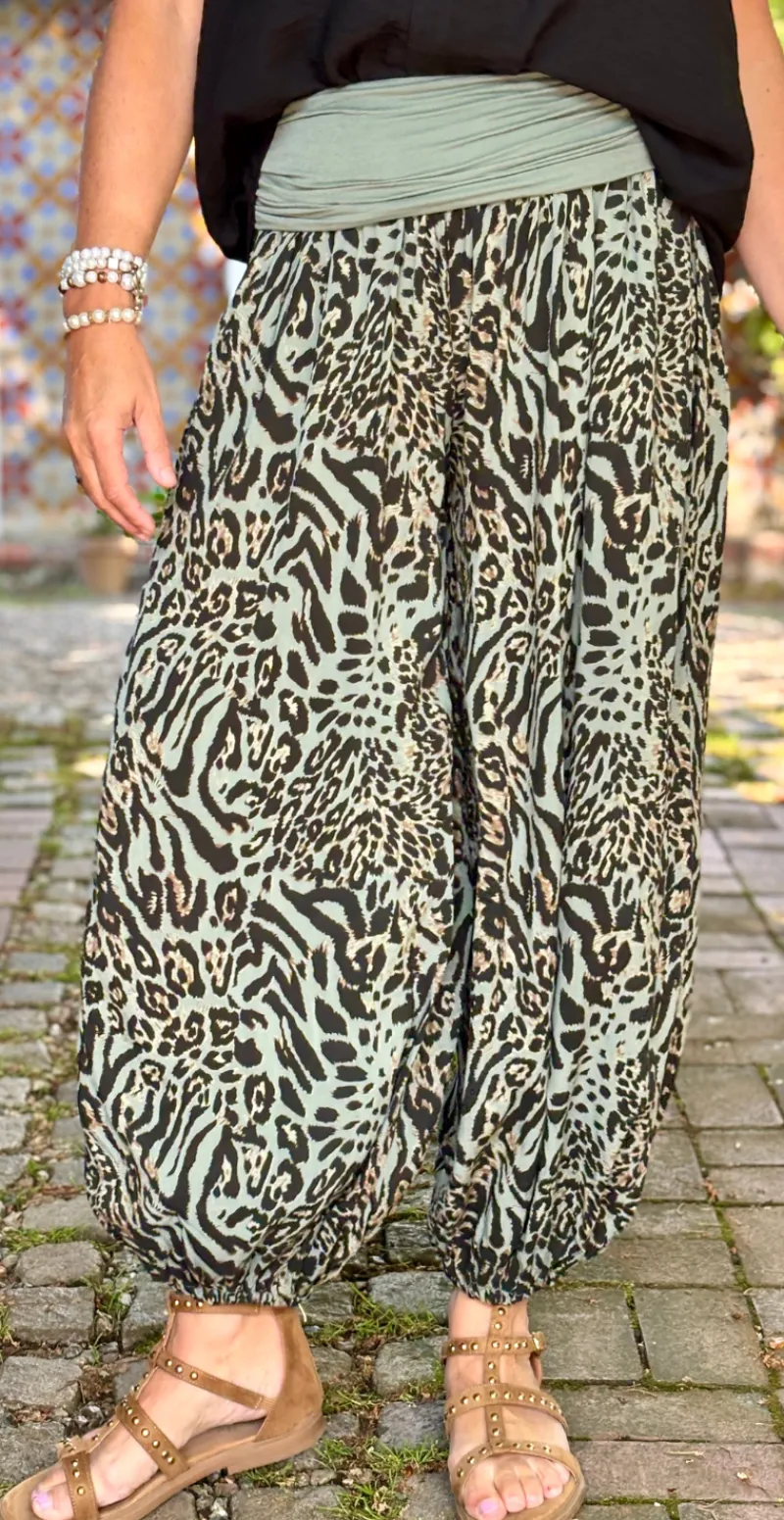 Jill bukser med elastik ved talje og fod leopard khaki LikeLondon