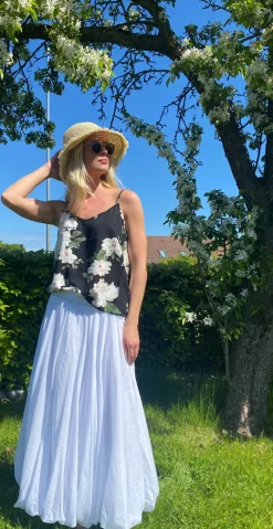 Joella stroptop black roses