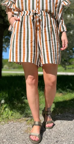 Judith shorts med striber army/camel LikeLondon