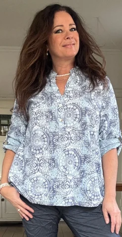 Judy skjortebluse med cirkelmønster lys blå LikeLondon
