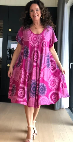 June A-formet kjole med cirkel mønster fuchsia LikeLondon