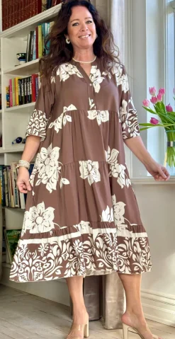 Kammy kjole med blomster taupe LikeLondon