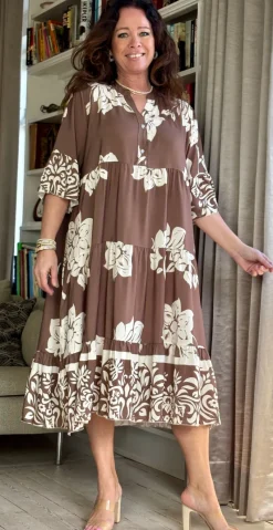 Kammy kjole med blomster taupe LikeLondon