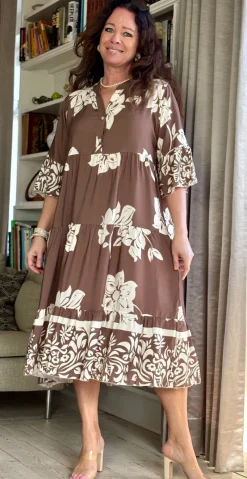 Kammy kjole med blomster taupe LikeLondon