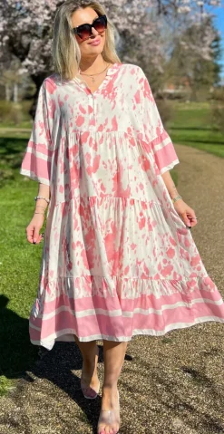 Kammy kjole med malerisk mønster rosa LikeLondon