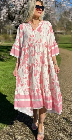 Kammy kjole med malerisk mønster rosa LikeLondon