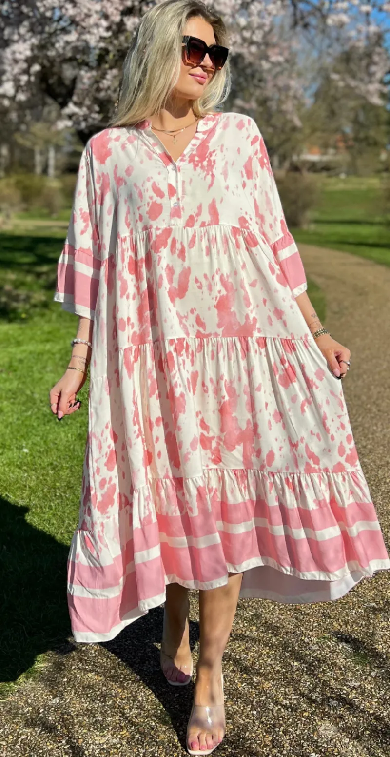 Kammy kjole med malerisk mønster rosa LikeLondon