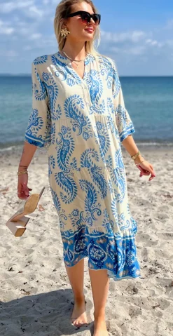 Kammy kjole med paisley mønster og stolpelukning lysblå LikeLondon