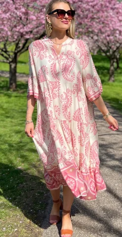 Kammy kjole med paisley mønster og stolpelukning pink LikeLondon