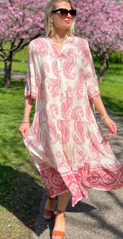 Kammy kjole med paisley mønster og stolpelukning pink LikeLondon