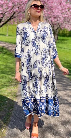 Kammy kjole med paisley mønster og stolpelukning navy LikeLondon