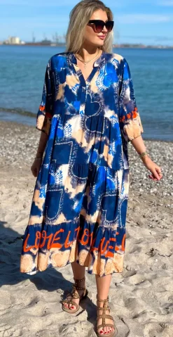 Kammy kjole med tie dye navy LikeLondon
