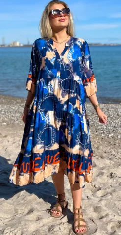 Kammy kjole med tie dye navy LikeLondon