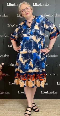 Kammy kjole med tie dye navy LikeLondon