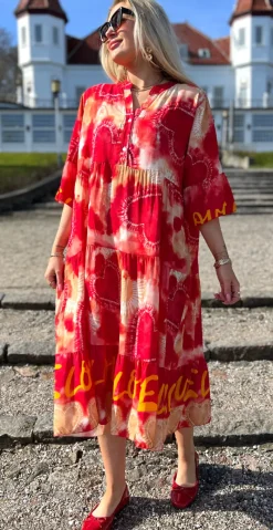 Kammy kjole med tie dye rød LikeLondon