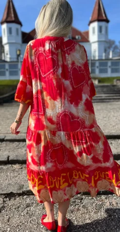 Kammy kjole med tie dye rød LikeLondon