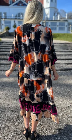 Kammy kjole med tie dye sort LikeLondon
