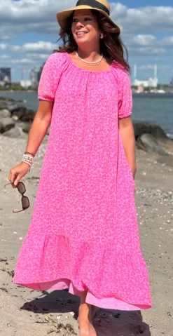 Karis lang kjole med peplum og leoprint pink LikeLondon