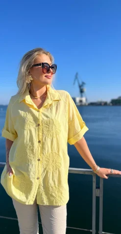 Katharina skjorte med blomsterbroderi gul LikeLondon