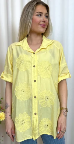 Katharina skjorte med blomsterbroderi gul LikeLondon
