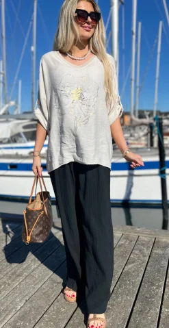 Katinka bluse med v-hals og blomstermotiv beige LikeLondon